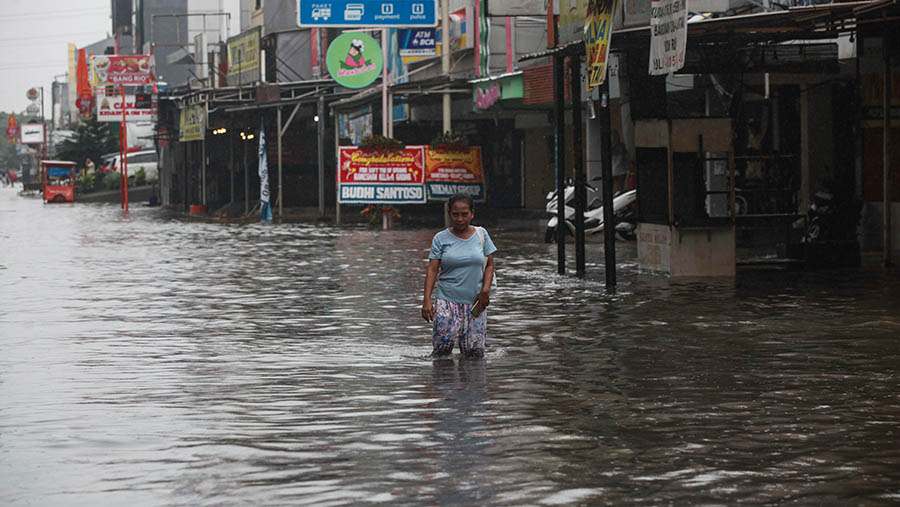 Badan Penanggulangan Bencana Daerah (BPBD) DKI mengumumkan, banjir terjadi pada sebelas ruas jalan. (Bloomberg Technoz/Andrean Kristianto)