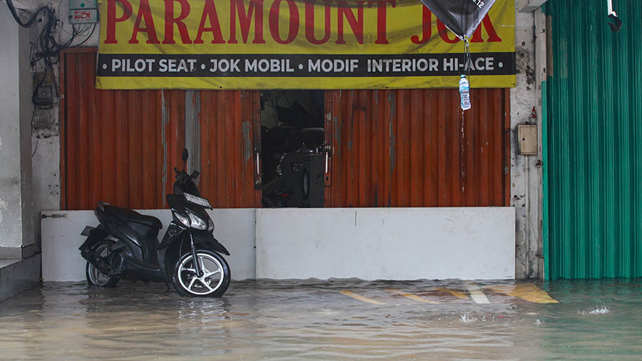 Sejumlah pertokoan di kawasan Kelapa Gading yang terendam banjir harus menutup tokonya. (Bloomberg Technoz/Andrean Kristianto)