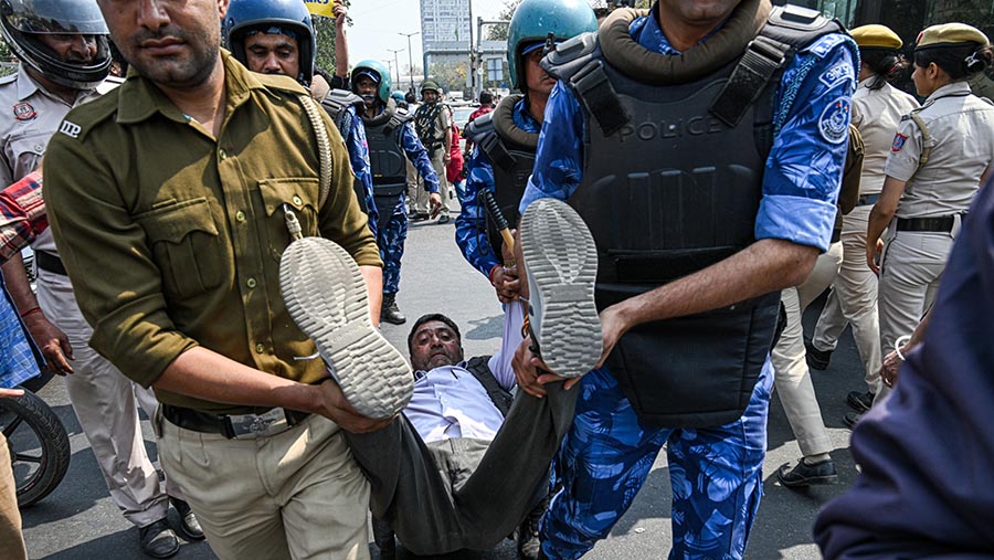 Para demonstran yang melakukan aksi terpaksa diusir paksa oleh polisi karena membuat macet lalu lintas.. (Prakash Singh/Bloomberg)