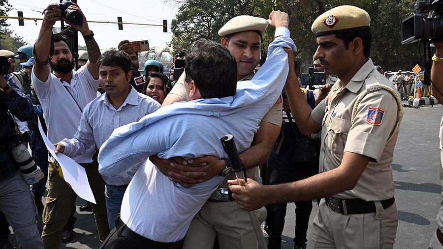 Arvind Kejriwal ditangkap oleh badan anti-pencucian uang federal, hanya beberapa minggu sebelum pemilu nasional. (Prakash Singh/Bloomberg)
