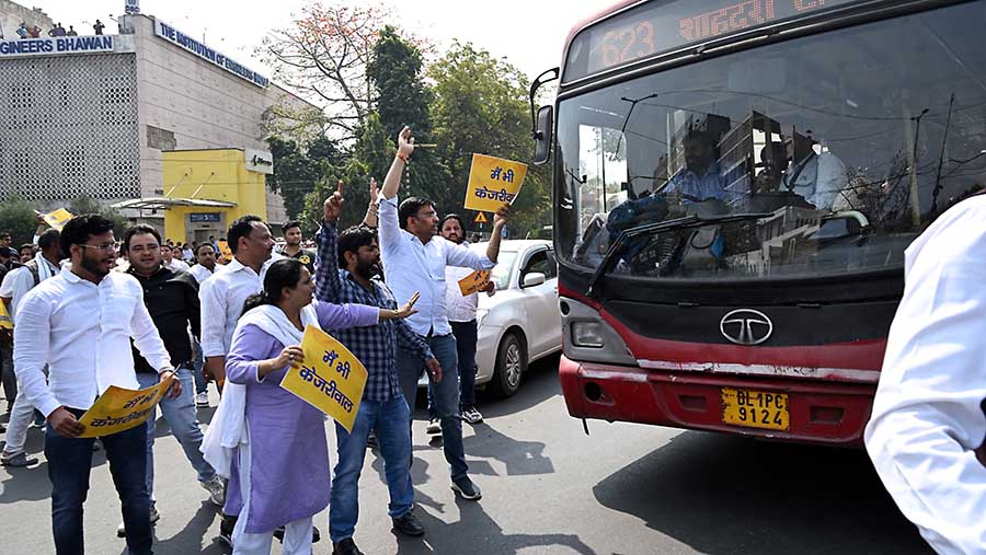 Demonstran memblokir jalan saat protes terhadap penangkapan Arvind Kejriwal di Delhi, India, Jumat (22/3/2024). (Prakash Singh/Bloomberg)