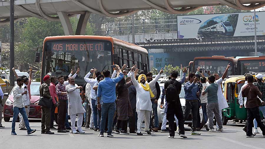 Para pedemo menilai penangkapan tersebut sebagai upaya untuk membungkam mereka, (Prakash Singh/Bloomberg)