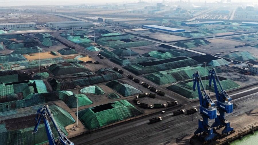 Timbunan batu bara di Pelabuhan Caofeidian di Tangshan, Provinsi Hebei, Tiongkok./dok. Bloomberg
