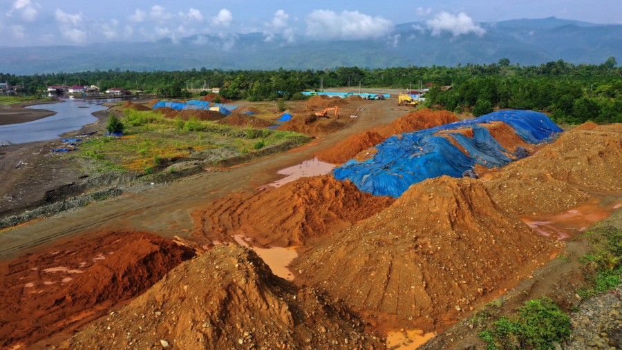 Timbunan bijih nikel mentah di area laydown PT Sulawesi Resources di Kabupaten Morowali, Sulawesi Tengah./Bloomberg-Dimas Ardian