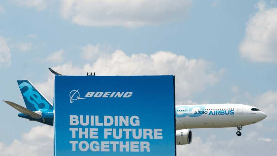 Sebuah pesawat penumpang Airbus SE A330neo terbang di dekat area pameran Boeing Co. selama International Paris Air Show ke-53./Bloomberg-Jasper Juinen