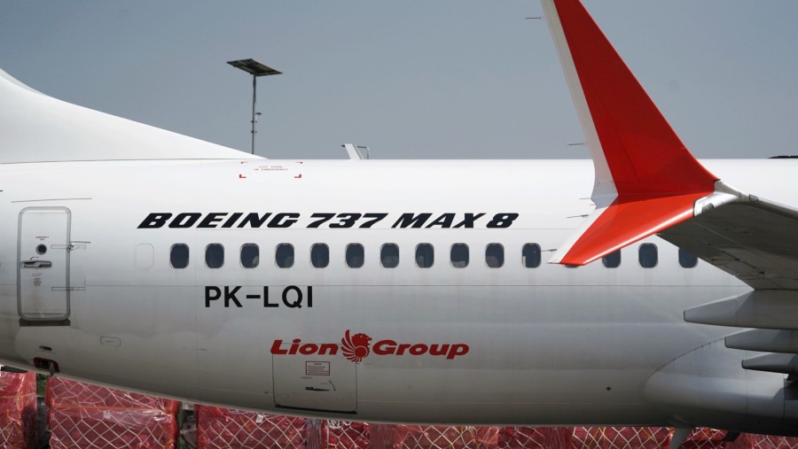 Pesawat Lion Air Boeing Co. 737 Max 8 yang dilarang terbang duduk di landasan terminal 1 Bandara Internasional Soekarno-Hatta./Bloomberg-Dimas Ardian