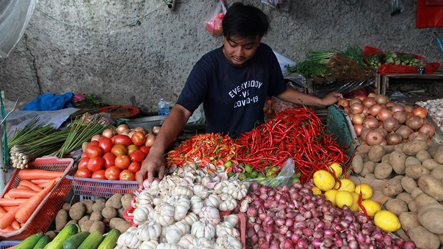 Pedagang melayani pembeli di Pasar Kebayoran Lama, Jakarta, Senin (25/3/2024). (Bloomberg Technoz/Andrean Kristianto)