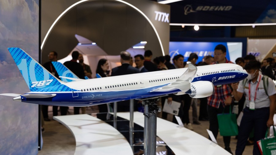Model pesawat Boeing Co.787 saat Singapore Airshow di Singapura, Rabu, 21 Februari 2024./Bloomberg-SeongJoon Cho