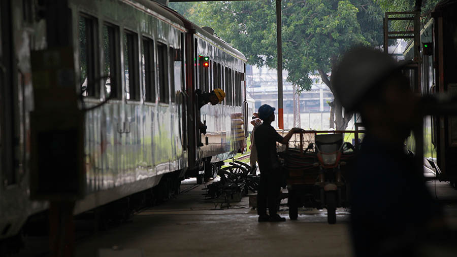 Petugas melakukan perawatan bagian kereta api di Balai Yasa Manggarai, Jakarta, Selasa (26/3/2024). (Bloomberg Technoz/Andrean Kristianto)