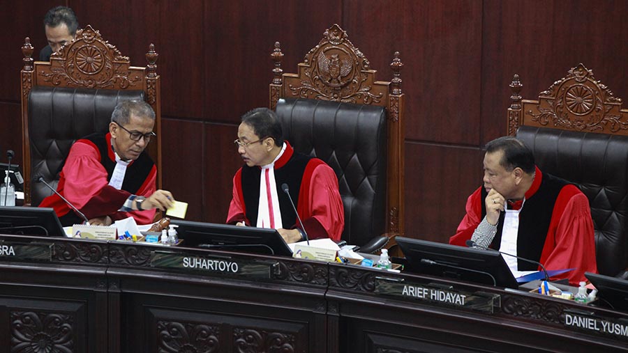Sidang dipimpin oleh Ketua MK Suhartoyo tanpa dihadiri Anwar Usman dalam persidangan. (Bloomberg Technoz/Andrean Kristianto)