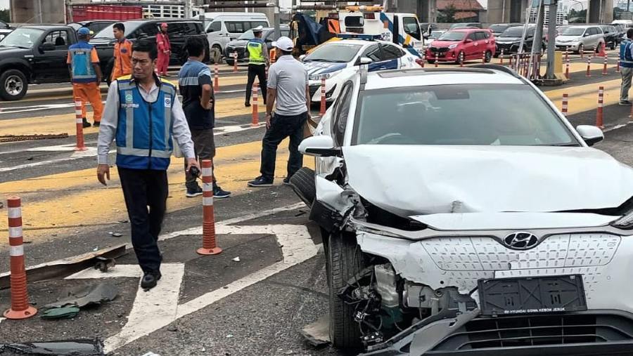 Kecelakaan di Gerbang Tol Halim Utama menuju Tol Dalam Kota. (Dok: TMC Polda Metro)