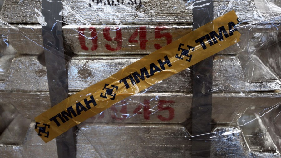 Timah batangan yang ditumpuk dibungkus untuk pengiriman di gudang pabrik timah PT Timah di Pangkal Pinang, Pulau Bangka./Bloomberg-Dimas Ardian