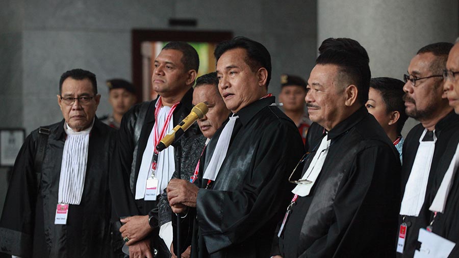 Tim hukum Prabowo & Gibran, Yusril Ihza Mahendra usai Sidang PHPU Pilpres 2024 di Gedung MK, Kamis (27/3/2024) (Bloomberg Technoz/Andrean Kristianto)