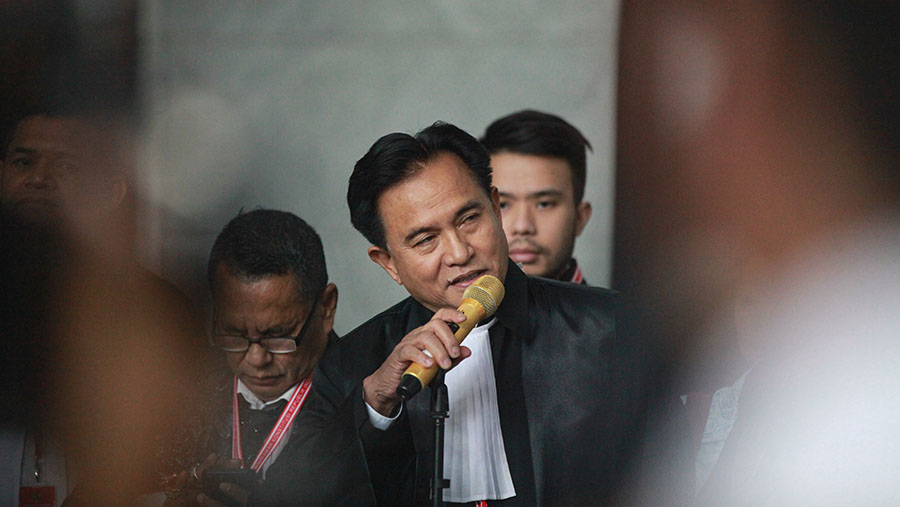 Tim hukum Prabowo & Gibran, Yusril Ihza Mahendra usai Sidang PHPU Pilpres 2024 di Gedung MK, Kamis (27/3/2024) (Bloomberg Technoz/Andrean Kristianto)