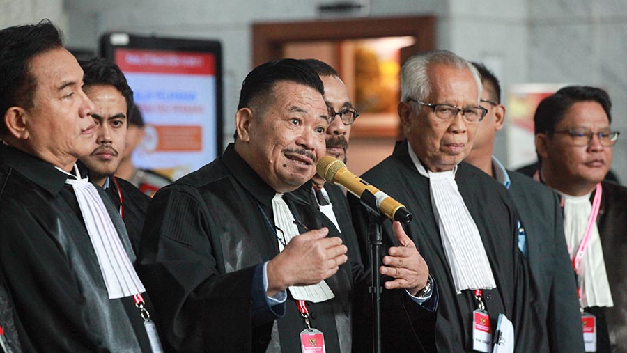 Tim hukum Prabowo & Gibran usai Sidang PHPU Pilpres 2024 di Gedung MK, Kamis (27/3/2024) (Bloomberg Technoz/Andrean Kristianto)