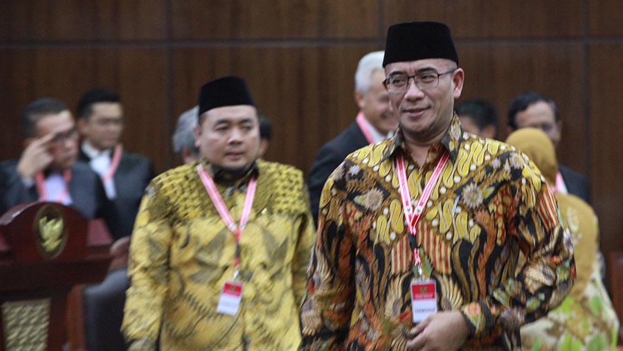 Ketua KPU Hasyim Asy'ari sebelum mengikuti Sidang PHPU Pilpres 2024 di Gedung MK, Kamis (27/3/2024). (Bloomberg Technoz/Andrean Kristianto)