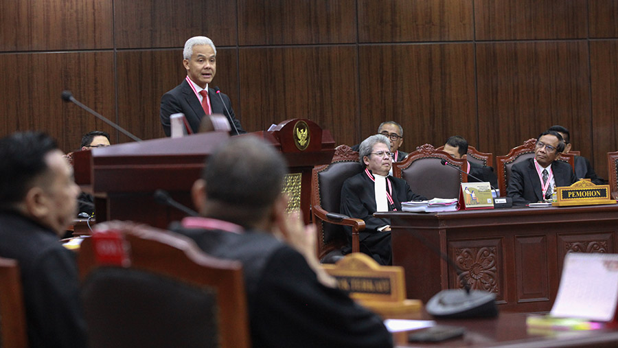 Ganjar Pranowo dalam sidang MK mengingatkan apa yang terjadi di Pilpres 2024 lebih dari sekadar kecurangan.  (Bloomberg Technoz/Andrean Kristianto)