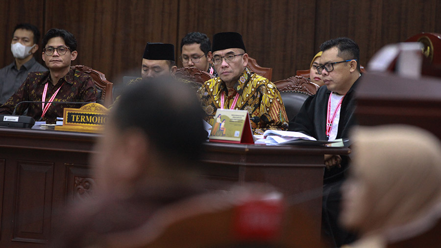 Ketua KPU Hasyim Asy'ari saat mengikuti Sidang PHPU Pilpres 2024 di Gedung MK, Kamis (27/3/2024). (Bloomberg Technoz/Andrean Kristianto)