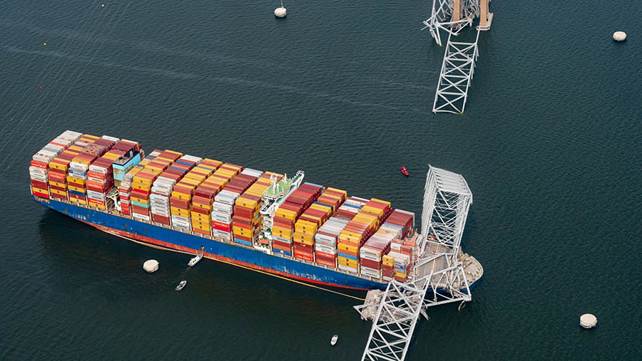 Kapal kontainer Dali usai menabrak Jembatan Francis Scott Key di sungai Patapsco di Baltimore, Maryland, AS, Selasa (26/4/2024). (Al Drago/Bloomberg)
