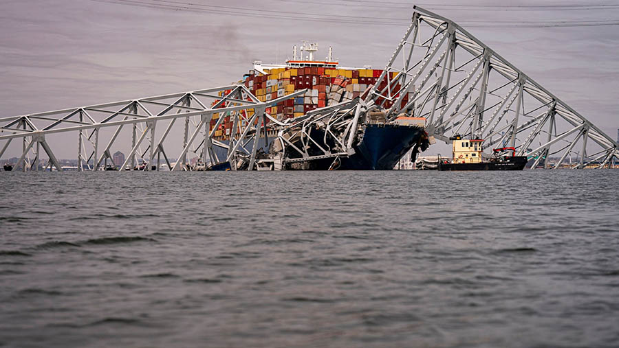 Kapal kontainer Dali usai menabrak Jembatan Francis Scott Key di sungai Patapsco di Baltimore, Maryland, AS, Selasa (26/4/2024). (Al Drago/Bloomberg)
