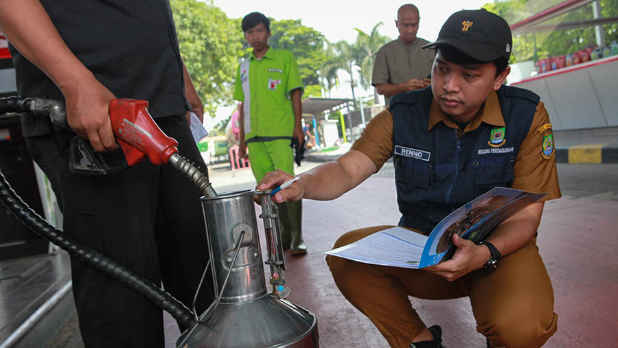 Petugas melakukan ukur ulang isi BBM di SPBU 34-15137 Rest Area KM 14 Tol Tangerang-Jakarta, Senin (1/4/2024). (Bloomberg Technoz/Andrean Kristianto)