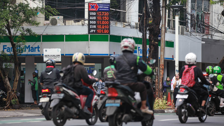Papan nilai tukar mata uang asing di kawasan Melawai, Jakarta, Senin (1/4/2024). (Bloomberg Technoz/Andrean Kristianto)