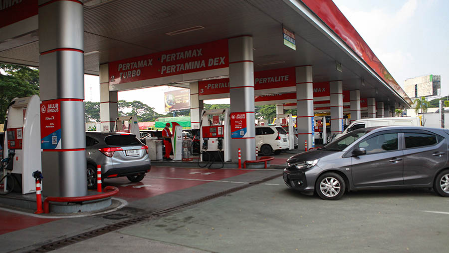 Mobil mengantre isi BBM di SPBU Pertamina Rest Area Tol Tangerang - Jakarta KM 14, Senin (1/4/2024). (Bloomberg Technoz/Andrean Kristianto)