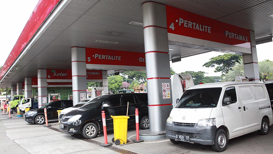 Mobil mengisi BBM di SPBU Pertamina Rest Area Tol Tangerang - Jakarta KM 14, Senin (1/4/2024). (Bloomberg Technoz/Andrean Kristianto)