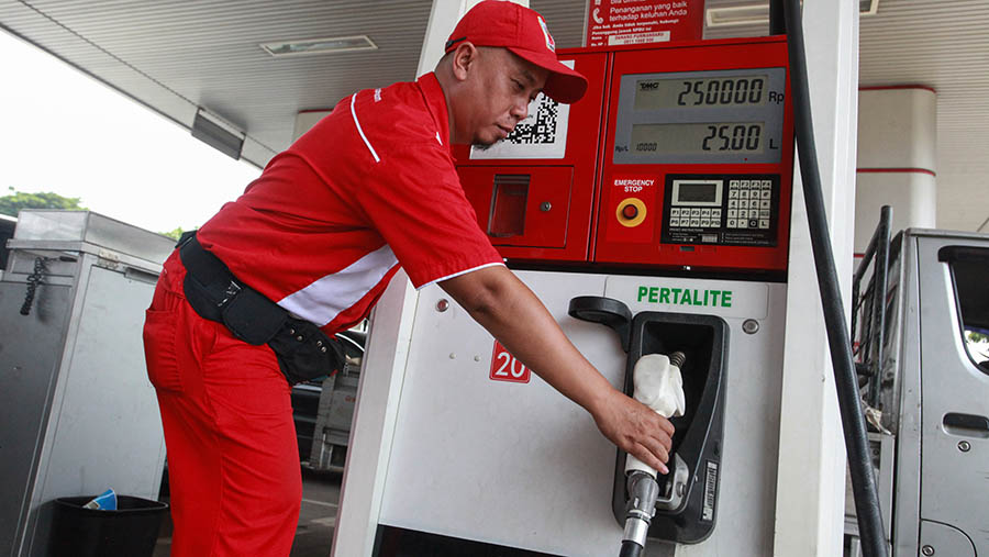 Petugas mengisi BBM jenis Pertalite di SPBU Pertamina Rest Area Tol Tangerang-Jakarta KM 14, Senin (1/4/2024). (Bloomberg Technoz/Andrean Kristianto)