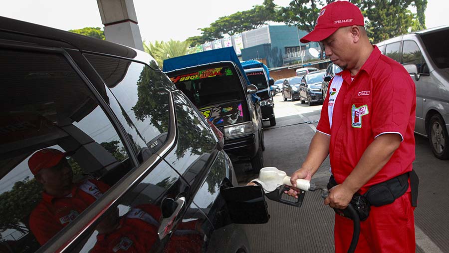Petugas mengisi BBM jenis Pertalite di SPBU Pertamina Rest Area Tol Tangerang-Jakarta KM 14, Senin (1/4/2024). (Bloomberg Technoz/Andrean Kristianto)