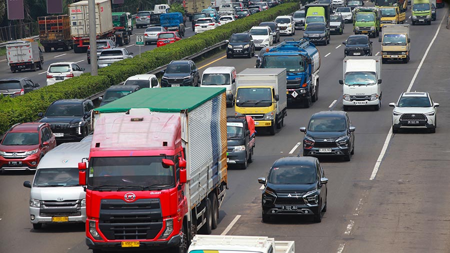 Sejumlah truk angkutan barang melintas di ruas tol Tangerang - Jakarta, Banten, Senin (1/4/2024). (Bloomberg Technoz/Andrean Kristianto)