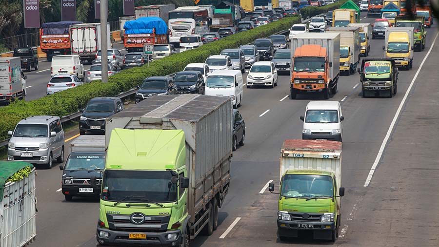 Sejumlah truk angkutan barang melintas di ruas tol Tangerang - Jakarta, Banten, Senin (1/4/2024). (Bloomberg Technoz/Andrean Kristianto)