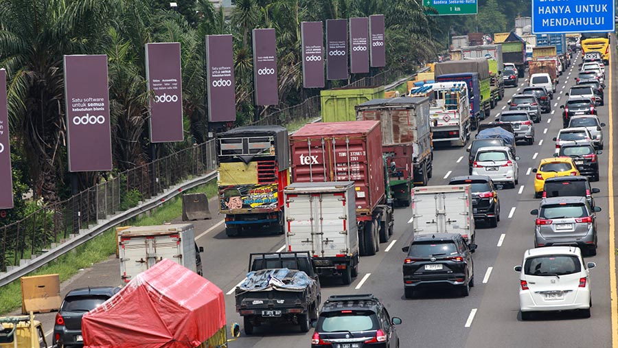 Sejumlah truk angkutan barang melintas di ruas tol Tangerang - Jakarta, Banten, Senin (1/4/2024). (Bloomberg Technoz/Andrean Kristianto)