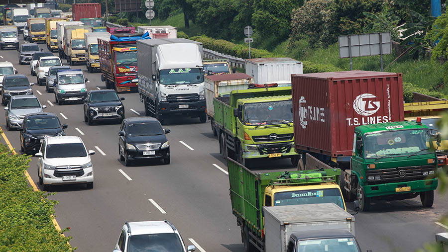 Sejumlah truk angkutan barang melintas di ruas tol Tangerang - Jakarta, Banten, Senin (1/4/2024). (Bloomberg Technoz/Andrean Kristianto)