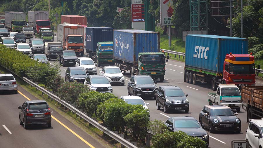 Sejumlah truk angkutan barang melintas di ruas tol Tangerang - Jakarta, Banten, Senin (1/4/2024). (Bloomberg Technoz/Andrean Kristianto)