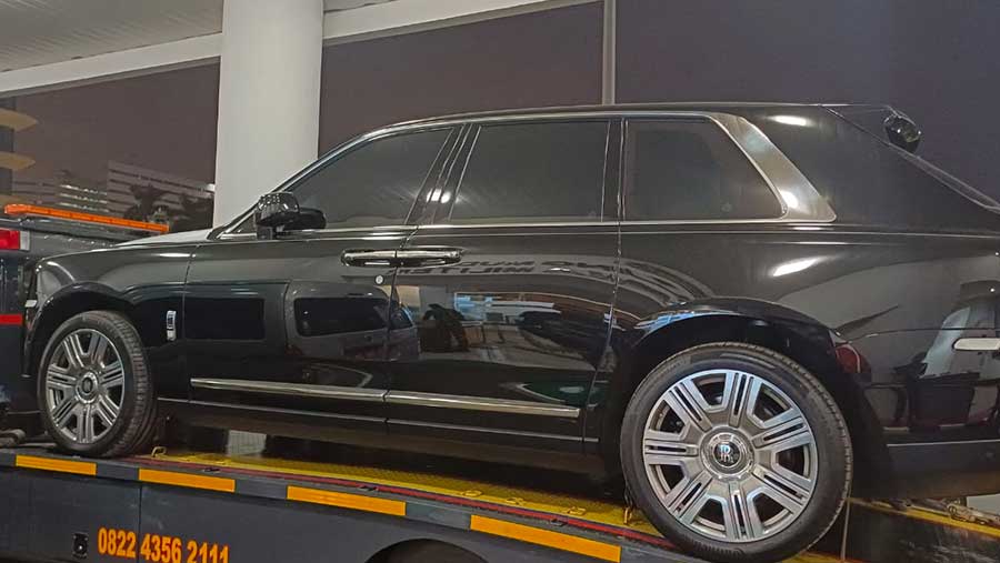Penampakan Mobil Mewah Rolls Royce hadiah Harvey Moeis untuk istrinya, Sandra Dewi yang kemudian disita Kejaksaan Agung. (Dok. Kejaksaan Agung)