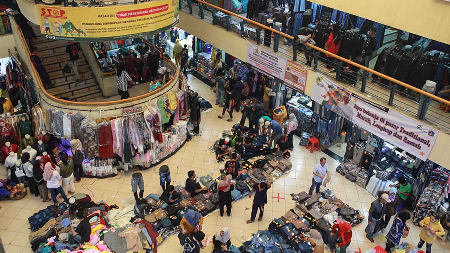 Pengunjung berbelanja di Pasar Cipulir, Jakarta Selatan, Selasa (2/4/2024). (Bloomberg Technoz/Andrean Kristianto)
