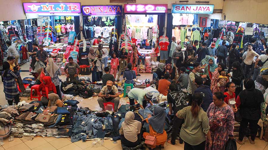 Berbelanja baju Lebaran menjadi salah satu kebiasaan bagi sebagian orang menjelang perayaan Idulfitri. (Bloomberg Technoz/Andrean Kristianto)