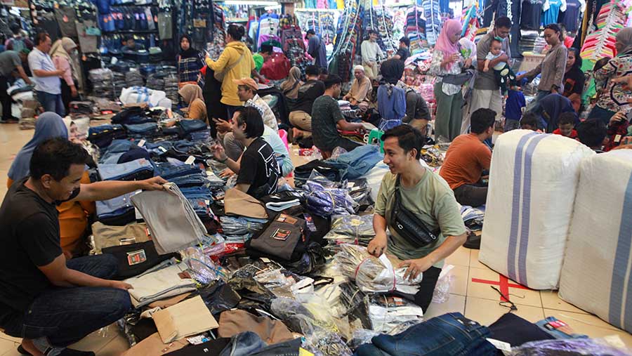 Pengunjung berbelanja di Pasar Cipulir, Jakarta Selatan, Selasa (2/4/2024). (Bloomberg Technoz/Andrean Kristianto)