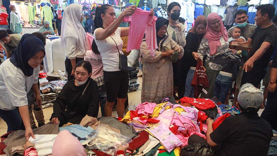 Pengunjung berbelanja di Pasar Cipulir, Jakarta Selatan, Selasa (2/4/2024). (Bloomberg Technoz/Andrean Kristianto)