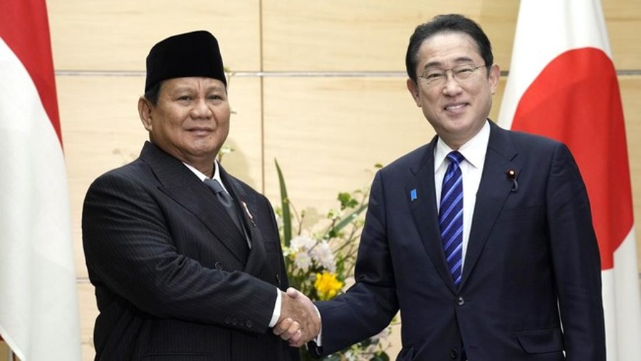 Prabowo Subianto dan Perdana Menteri Jepang Fumio Kishida. (Dok: AP/Eugene Hoshiko)