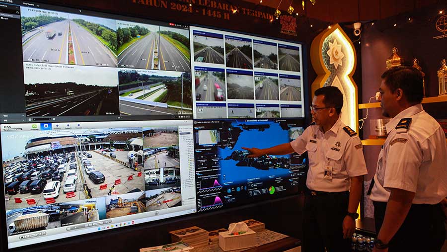 Petugas memantau arus mudik melalui CCTV di posko angkutan lebaran terpadu 2024 di Kemenhub, Rabu (3/4/2024). (Bloomberg Technoz/Andrean Kristianto)