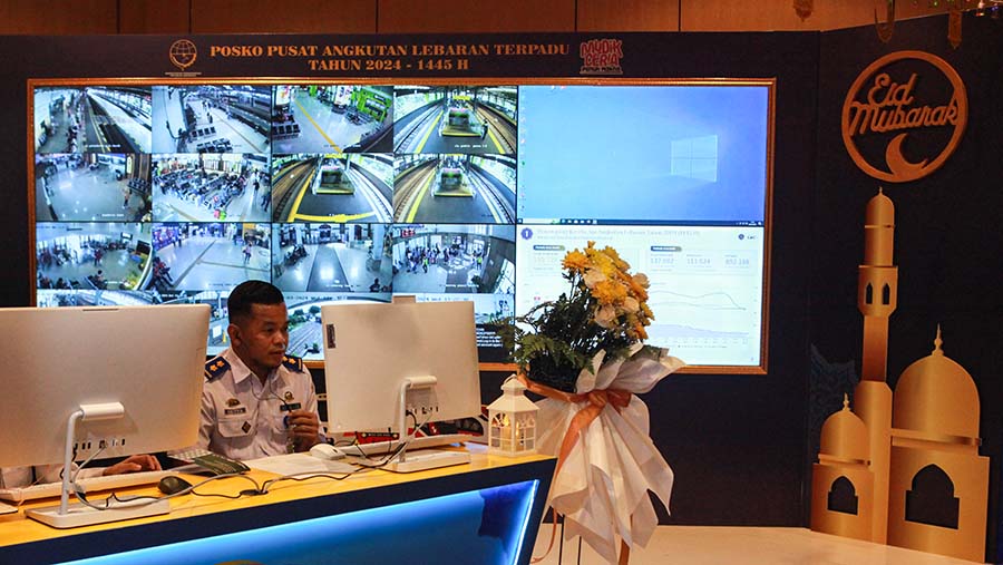 Petugas bekerja di posko angkutan lebaran terpadu 2024 di Kemenhub, Rabu (3/4/2024). (Bloomberg Technoz/Andrean Kristianto)
