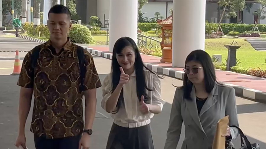 Sandra Dewi penuhi panggilan Kejaksaan Agung, Kamis (4/4/2024). (Bloomberg Technoz/Muhammad Fikri)