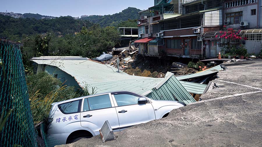 Beberapa kali gempa susulan dengan getaran yang terasa kuat terjadi setelahnya di seluruh pulau. (An Rong Xu/Bloomberg)