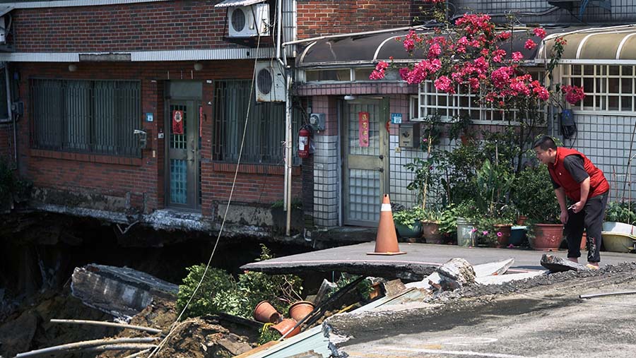 Rumah dan jalan rusak akibat gempa di Kota New Taipei, Taiwan, Rabu  (3/4/2024). (An Rong Xu/Bloomberg)