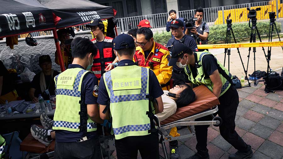 Orang terluka di tandu dekat taman nasional Taroko setelah gempa bumi di Hualien, Taiwan, Kamis (4/4/2024). (An Rong Xu/Bloomberg)