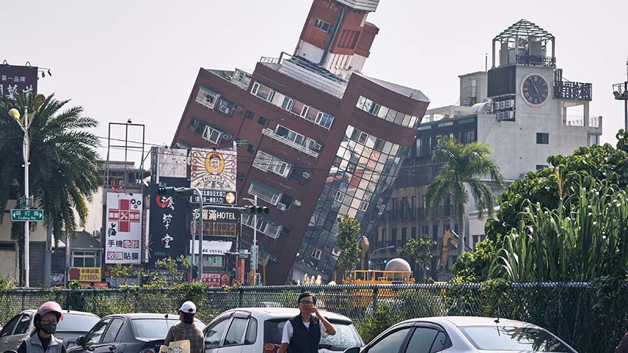 Sebuah bangunan rusak akibat gempa bumi di Hualien, Taiwan, Kamis (4/4/2024). (An Rong Xu/Bloomberg)