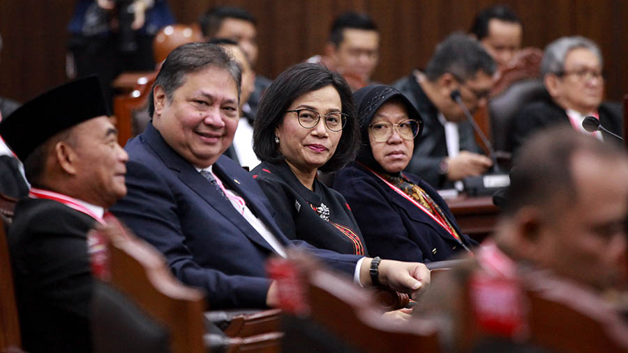 Menko PMK, Menko Perekonomian, Menkeu,, Mensos sebelum sidang PPHU Pilpres 2024 di MK, Jumat (5/4/2024). (Bloomberg Technoz/Andrean Kristianto)