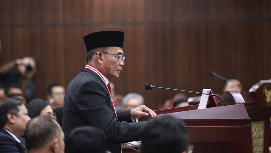 Menko PMK Muhadjir Effendy saat sidang PPHU Pilpres 2024 di Mahkamah Konstitusi, Jumat (5/4/2024). (Bloomberg Technoz/Andrean Kristianto)